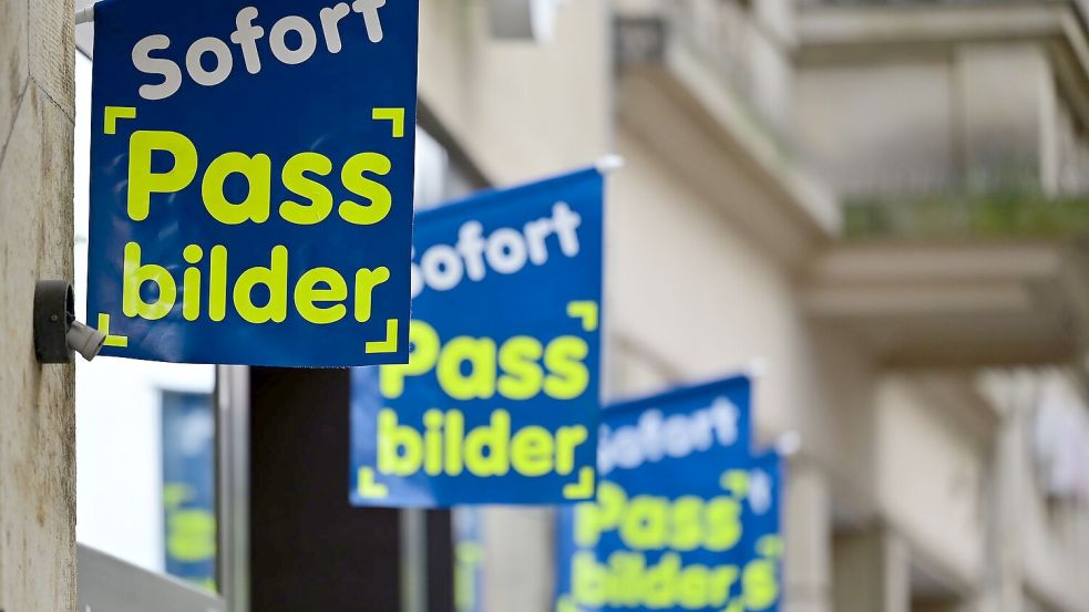 Ab Mai sollten von der Passbehörde eigentlich nur noch digitale Fotos akzeptiert werden, die entweder direkt in der Behörde angefertigt oder durch auf einem festgelegten, sicheren Übermittlungsweg von einem Fotostudio dorthin gesendet werden. (Archivfoto) Foto: Martin Schutt/dpa