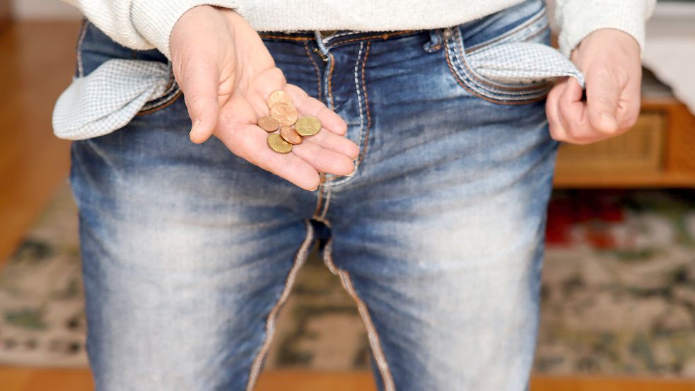 Wie sich auch in wirtschaftlich schlechten Zeiten Geld sparen lässt und warum man dabei sein Gehirn etwas überlisten muss. Foto: IMAGO / blickwinkel