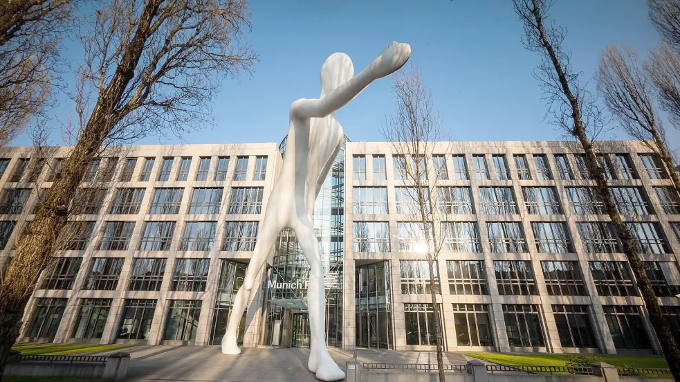 Die Zentrale der Rückversicherung Munich Re. Ihre Fachleute haben die weltweite Entwicklung der Cyberkriminalität im Blick. (Archivbild) Foto: Peter Kneffel/dpa