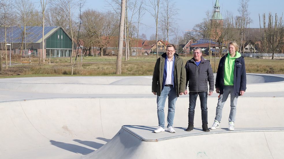 Auf der Ausschusssitzung waren (v.li.) Bürgermeister Nils Anhuth, Gemeindejugendpfleger Hartmut Börchers und Michael Bohnen für die Einrichtung des Jugendparlaments. Foto: Passmann