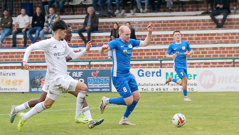 Papenburg (am Ball Ole Eucken) will mit einem Sieg Druck auf die Spitze ausüben. Foto: Reemts