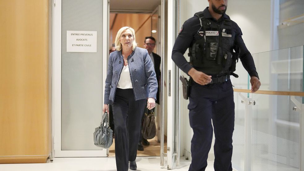 Marine Le Pen wird voraussichtlich mit einer elektronischen Fußfessel leben müssen. Auch in Deutschland ist die Alternative zum Gefängnis im Gespräch. Foto: DPA/Thibault Camus