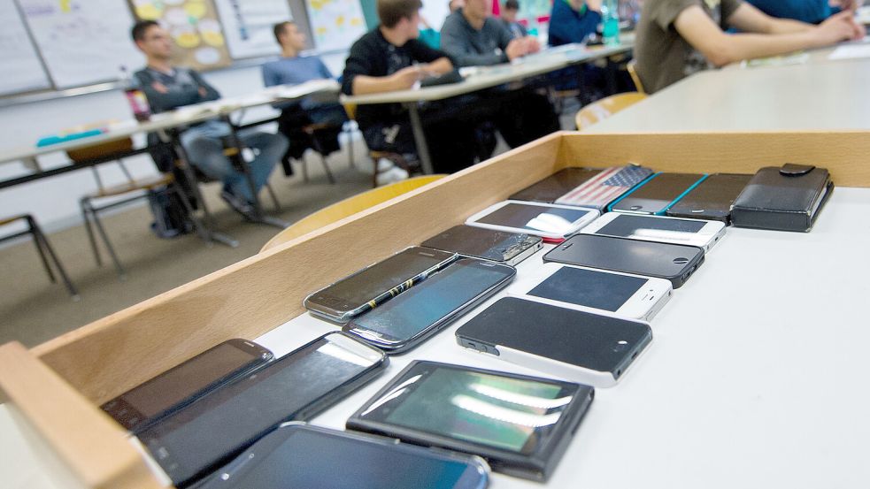 Seit einem Jahr gilt an Neuseelands Schulen ein generelles Handyverbot. Hat es den Schülern etwas gebracht? Foto: dpa/Daniel Bockwoldt