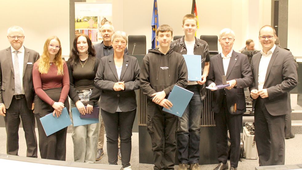 Das Engagement der Schule am Osterfehn für den Volksbund wurde im Niedersächsischen Landtag gewürdigt. Das Foto zeigt (von links) Marco Wingert (Landesgeschäftsführer), Stella Wolff, Janina Feyand und Torsten Bildhauer (Schule am Osterfehn), Hanna Naber (Landtagspräsidentin und Schirmherrin der Haussammlung 2024), Mattis Meyer und Devin Leimberger (Schule am Osterfehn), Burkhard Jasper (ehemaliger Bürgermeister von Osnabrück) und Grant Hendrik Tonne (Landesvorsitzender). Foto: privat
