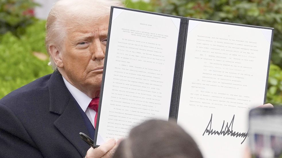 US-Präsident Donald Trump hält eine unterzeichnete Anordnung während einer Veranstaltung zur Ankündigung neuer Zölle im Rosengarten des Weißen Hauses. Foto: dpa/AP/Evan Vucci