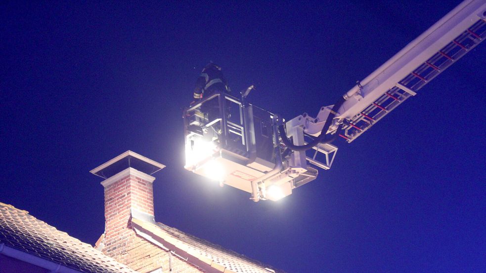 Mit einer Hubrettungsbühne gelangten die Einsatzkräfte der Feuerwehr Weener aufs Dach. Foto: Joachim Rand/Feuerwehr