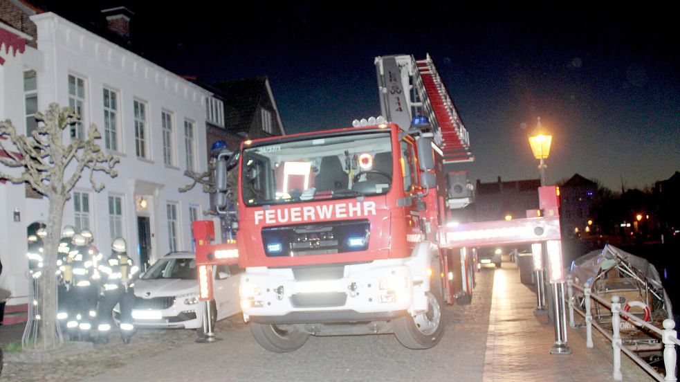 Direkt am Hafenbecken stand der Wagen. Foto: Joachim Rand/Feuerwehr