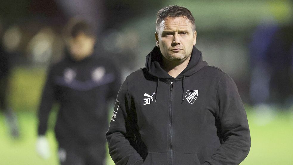 Firrels Trainer Bernd Grotlüschen wird am Sonntag seine Mannschaft nicht betreuen. Foto: Doden, Emden