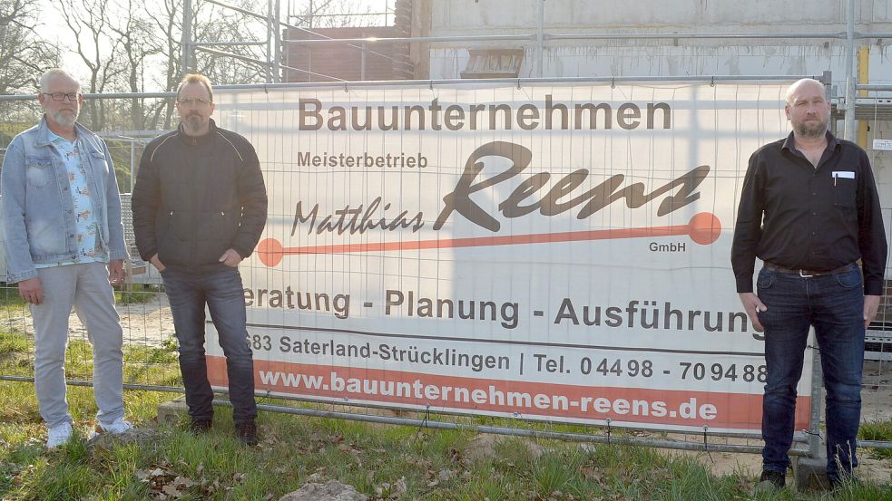 Jens Schulte (links) und Rolf Timmer (Mitte) gehören seit 15 Jahren dem Strücklinger Bauunternehmen Reens an. Als Dank und Anerkennung spendierte Firmenchef Matthias Reens ihnen, und jeweils einer Begleitperson einen Wochendtrip nach Hamburg. Foto: Weers