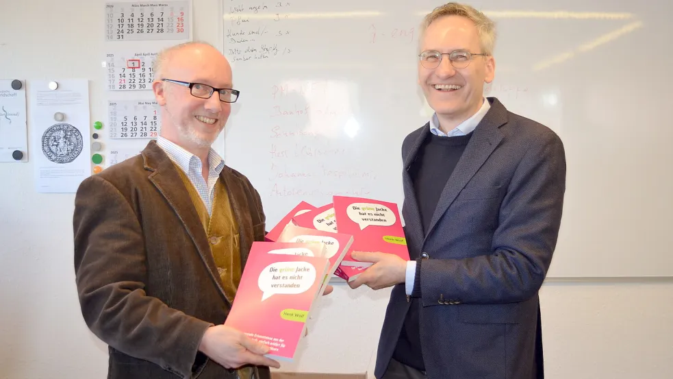 Stolz präsentiert der Saterfriesische-Beauftragte Henk Wolf (links) gemeinsam mit Verleger Florian Isensee sein neues Buch, das der Isensee-Verlag veröffentlicht hat. Das Werk soll einer breiten Öffentlichkeit sprachwissenschaftliche Erkenntnisse am Beispiel des Saterfriesischen und Plattdeutschen näherbringen. Foto: Fertig