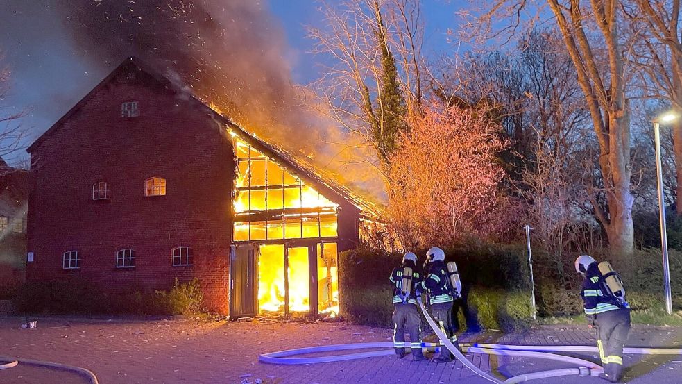 Flammen schlugen aus der Scheune direkt neben dem Seniorenheim. Foto: Daniel Gerock/Feuerwehr