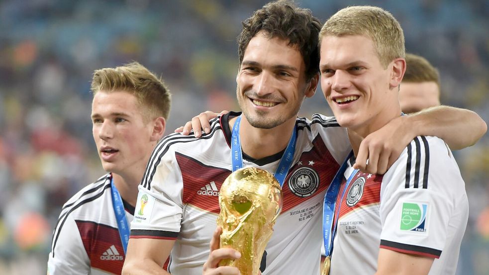 Sein größter Triumph: Mats Hummels, hier mit Erik Durm (l) und Matthias Ginter (r), wurde 2014 Fußball-Weltmeister. Foto: picture alliance / dpa