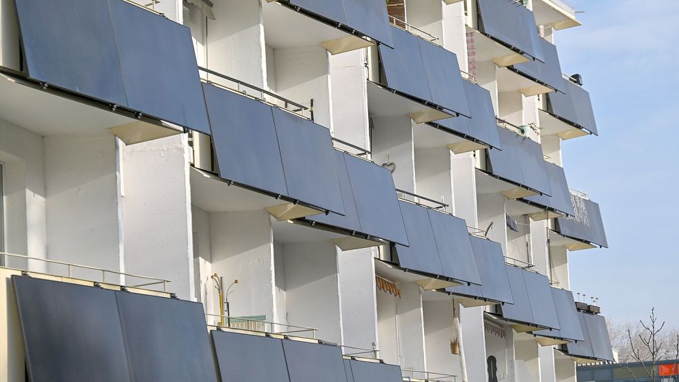 Der Solarboom in Deutschland geht weiter: Mittlerweile gibt es fünf Millionen Anlagen, darunter zahlreiche Balkonkraftwerke. (Archivbild) Foto: Martin Schutt/dpa