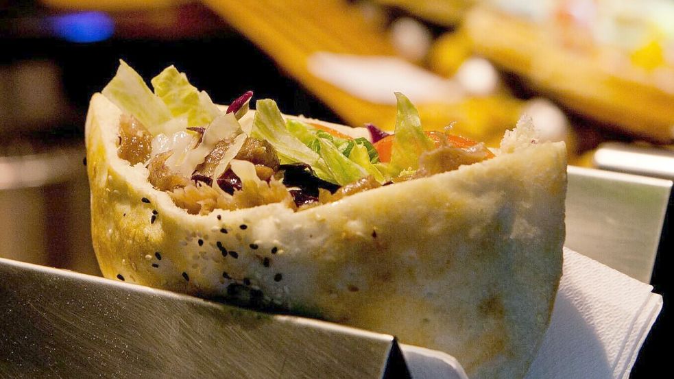 Ist das ein Döner oder ein Hähnchendrehspieß mit Würzmittel und Bindemittel? Foto: dpa/Söhnke Callsen