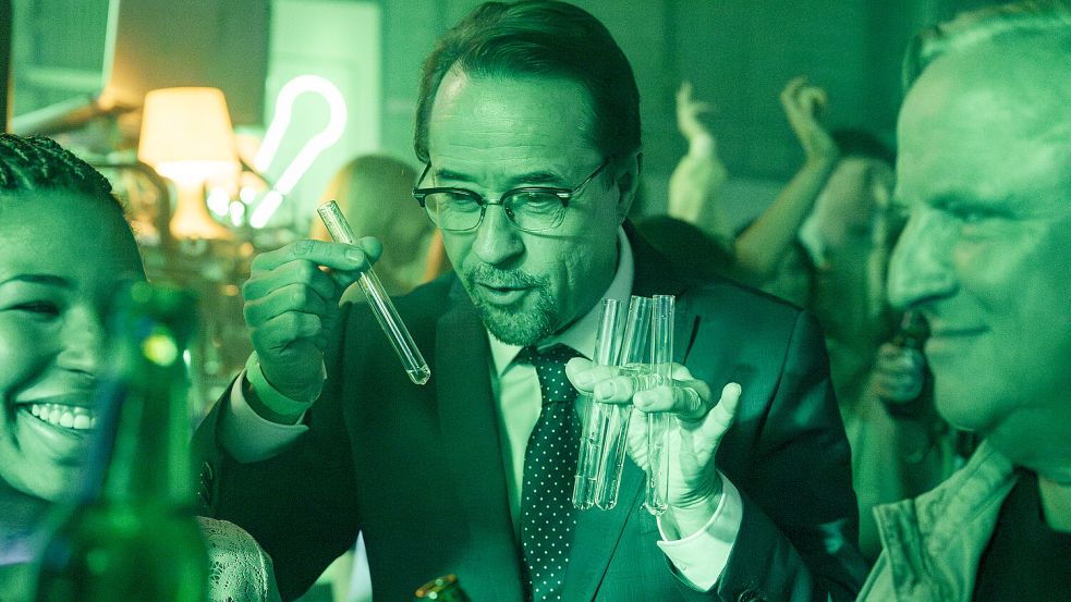 Prof. Karl-Friedrich Boerne (Jan Josef Liefers, M.) ist völlig begeistert von den „Energy“ Drinks auf der Studentenparty, was Frank Thiel (Axel Prahl, r.) amüsiert beobachtet. „Tatort: Fiderallala“ läuft am So., 06. April um 20.15 Uhr im Ersten und in der ARD Mediathek. Foto: WDR/Martin Valentin Menke