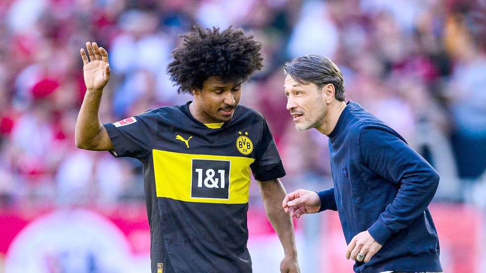 Torschütze in Freiburg: BVB-Offensivspieler Karim Adeyemi im Gespräch mit Coach Niko Kovac. Foto: Tom Weller/dpa