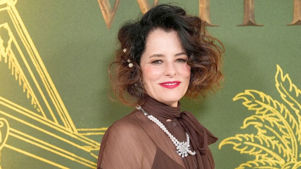 Parker Posey ist bei vielen „The White Lotus“-Fans beliebt. (Archivbild) Foto: Chris Pizzello/Invision via AP/dpa