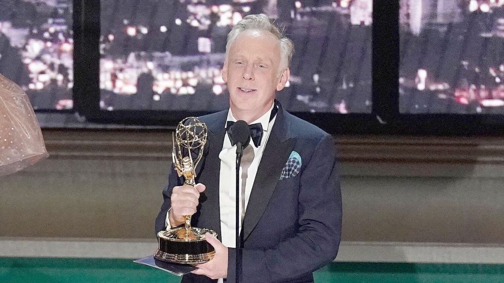 Mike White steckt hinter der mehrfach ausgezeichneten Serie „The White Lotus“. (Archivbild) Foto: Mark Terrill/Invision via AP/dpa
