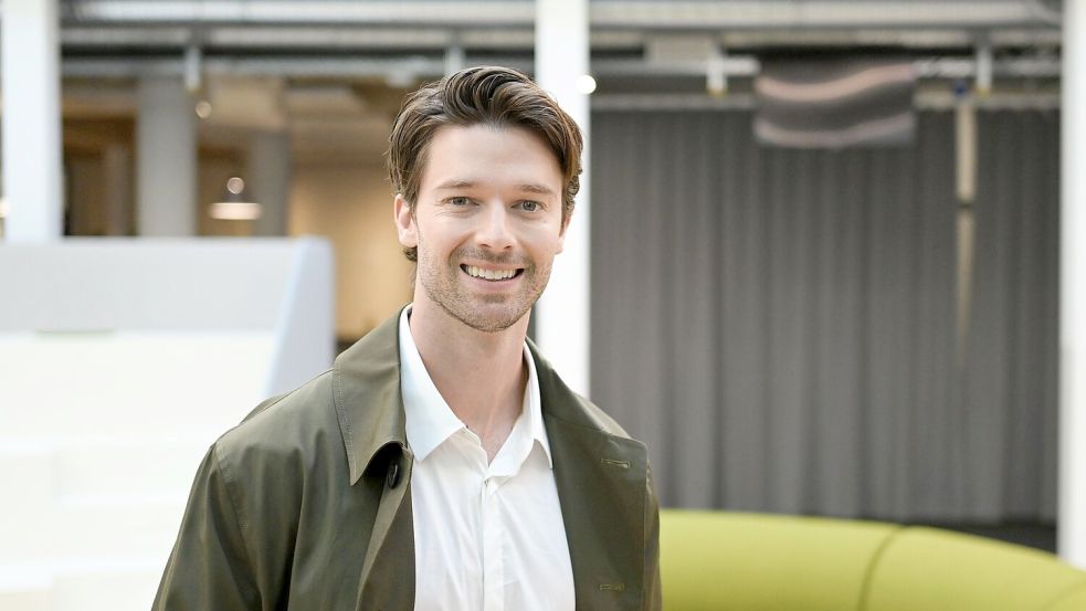 Patrick Schwarzenegger lobt Regisseur Mike White. Foto: Jens Kalaene/dpa