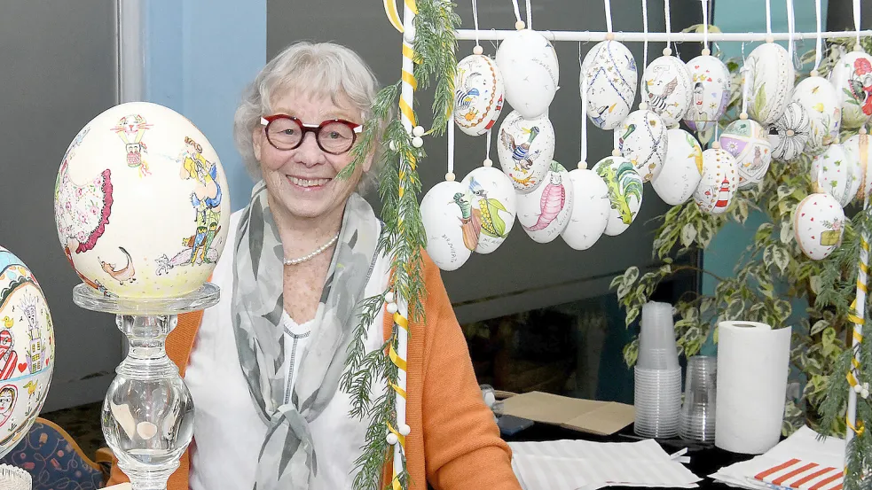 Ausstellerin Hannelore Paul verriet, dass sie in der nächsten Woche 91 Jahre alt wird, ist seit vielen Jahren dabei und fertigt alle Arbeiten in Eigenleistung. Foto: Stromann