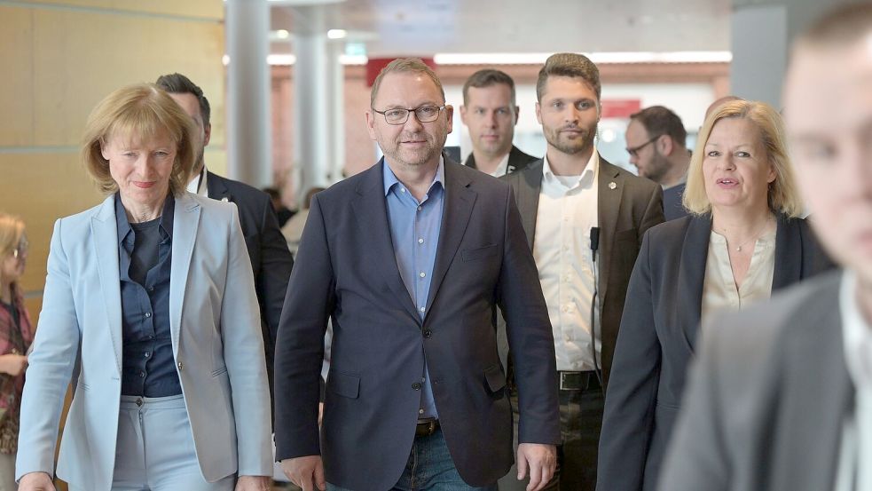 Endlich eine Lösung: Die Unterhändler der Tarifrunde für den öffentlichen Dienst von Bund und Kommunen gehen gemeinsam zur Pressekonferenz. Foto: Michael Bahlo/dpa
