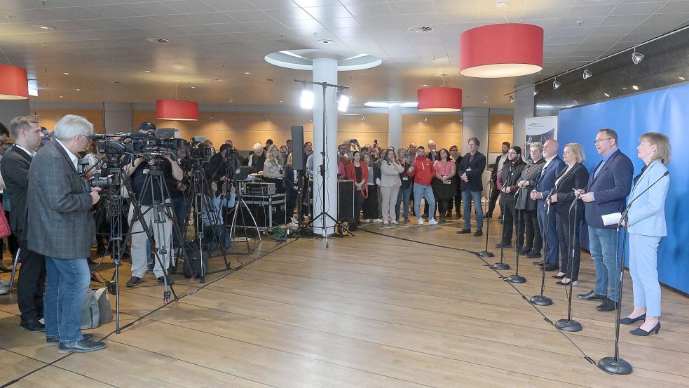 Nach dem Durchbruch in den Verhandlungen für den öffentlichen Dienst zeigten sich die Beteiligten erleichtert. Foto: Michael Bahlo/dpa