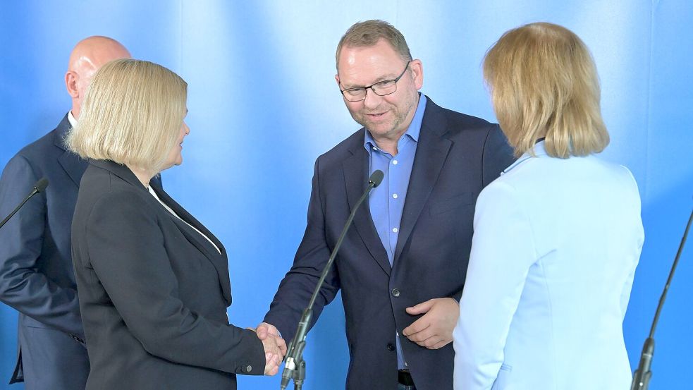 Am Ende doch noch einig: Die geschäftsführende Bundesinnenministerin Nancy Faeser und Verdi-Chef Frank Werneke. Foto: Michael Bahlo/dpa