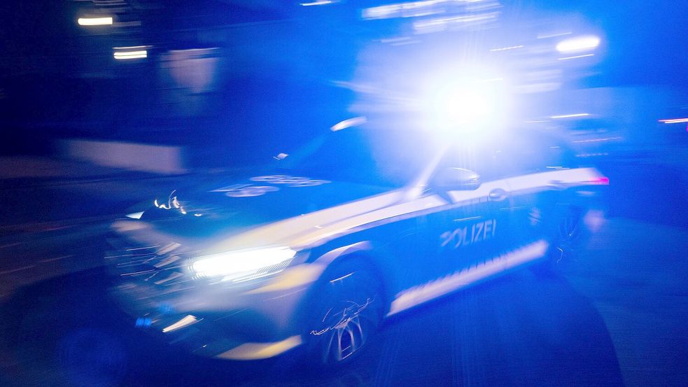 In der Nacht zum Samstag hat die Polizei in der Überseestadt einen Autofahrer aus dem Verkehr gezogen, der gegen zahlreiche Regeln verstoßen hatte. Foto: Marijan Murat / dpa