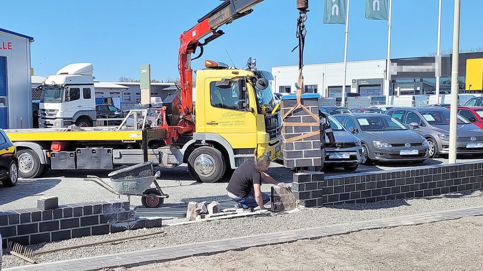 Die Arbeiten, um die Schäden beim Autohaus wieder zu richten, laufen. Foto: Wolters