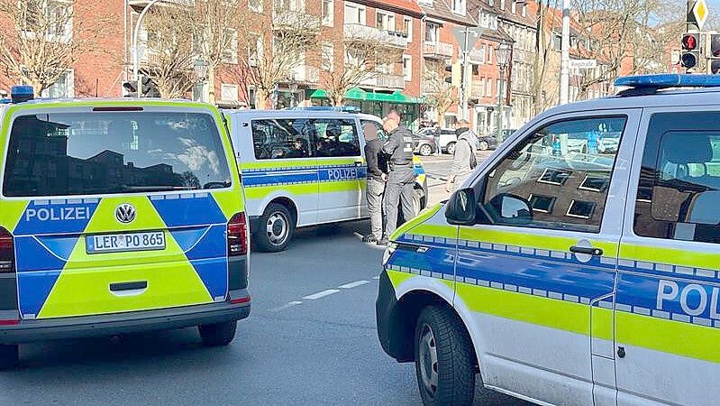 In der Emder Innenstadt kam es am Dienstag, 1. April 2025, zu einem spektakulären Polizeieinsatz. Foto: Jens Doden