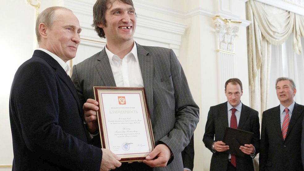Eishockey-Star Owetschkin unterstützt Kremlchef Putin politisch. Foto: Sergei Karpukin/Reuters POOL/AP/dpa