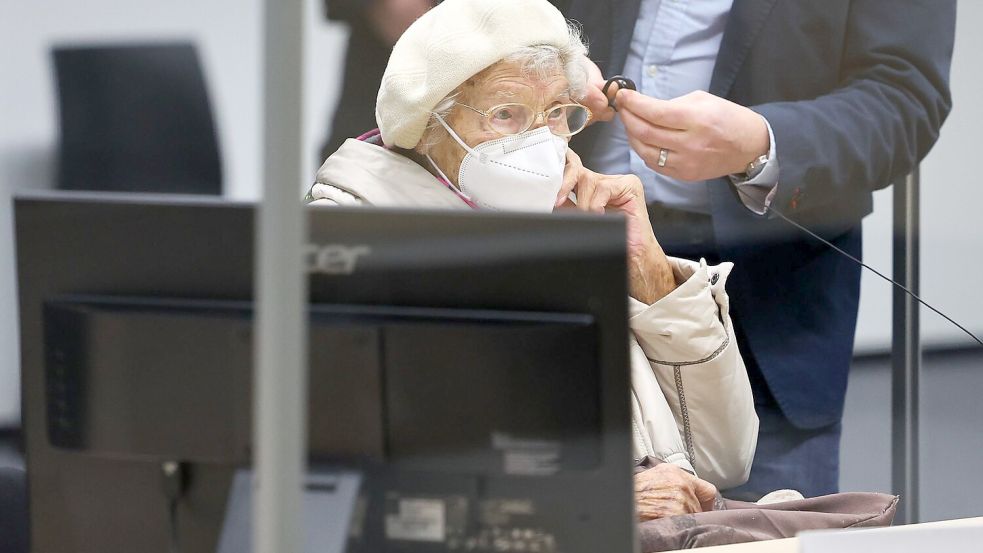 Die ehemalige KZ-Sekretärin ist gestorben. (Archivbild) Foto: Christian Charisius/dpa