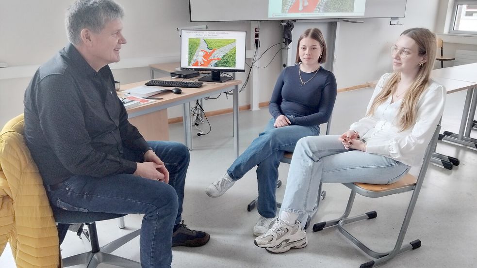 Berufsberater Joachim Behrends von der Agentur für Arbeit informierte Maja Duwe und Anastasia Tschernysch (rechts) über Studienwege, Bewerbungsfristen und Zulassungsverfahren.