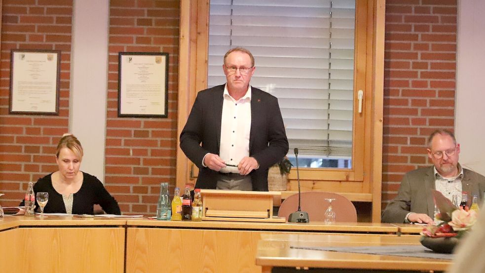 Gerhard Henken (Mitte) von der Gruppe CDU/FDP ist neuer Ratsvorsitzender im Saterland. Foto: Passmann