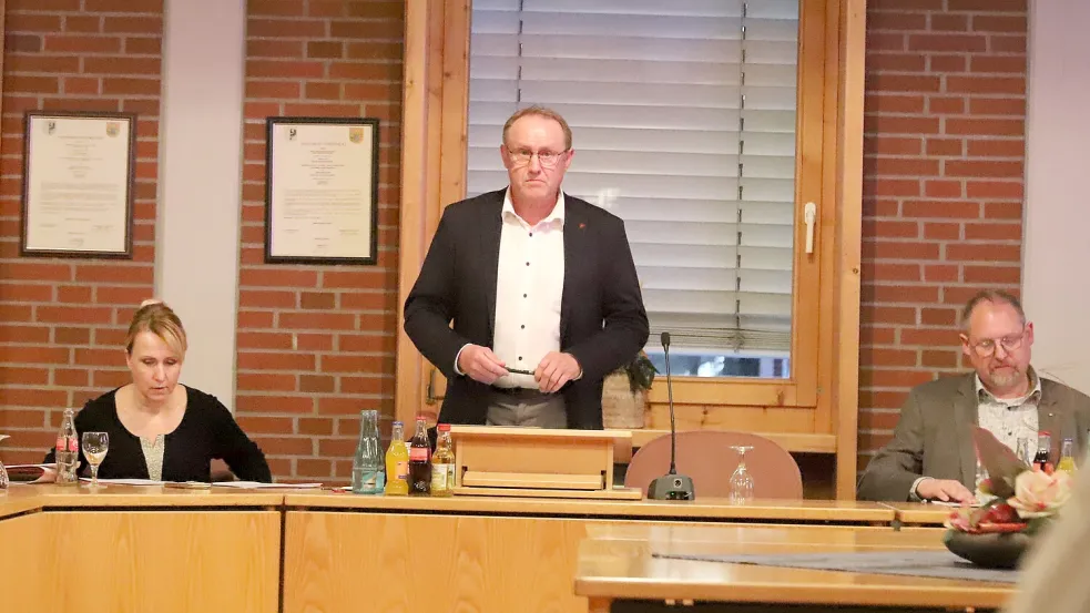 Gerhard Henken (Mitte) von der Gruppe CDU/FDP ist neuer Ratsvorsitzender im Saterland. Foto: Passmann