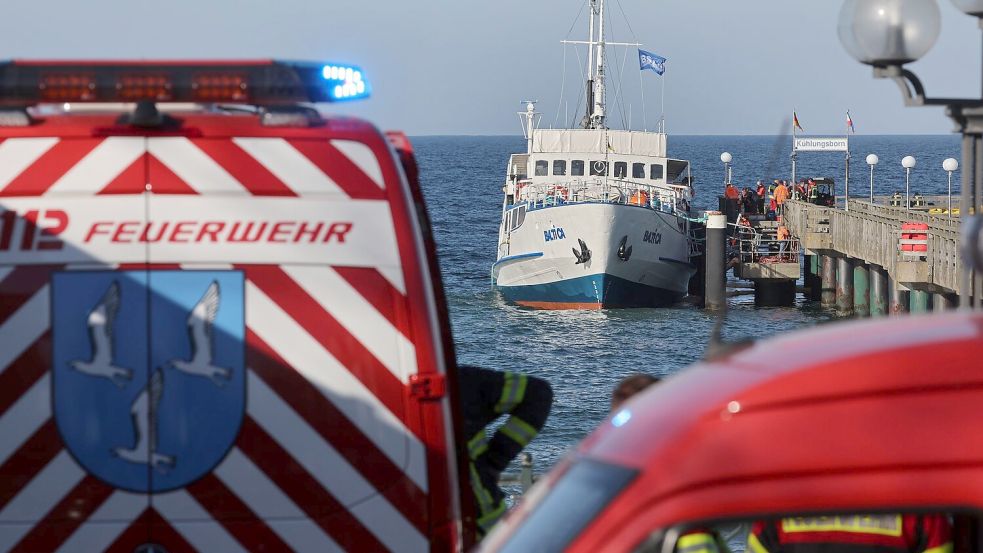 Ein Großeinsatz der Feuerwehr soll verhindern, dass das Schiff sinkt. Foto: Bernd Wüstneck/dpa