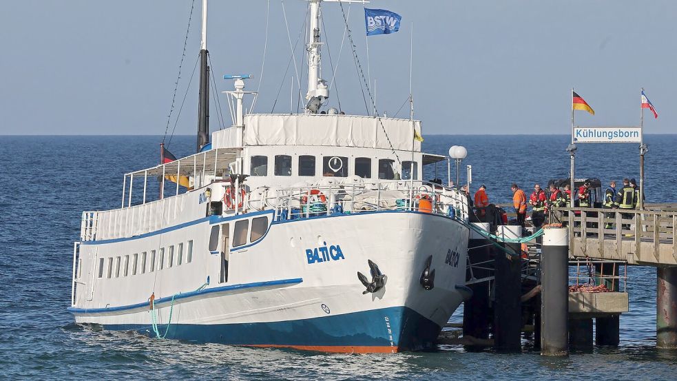 Die Fahrgäste konnten das Schiff verlassen. Foto: Bernd Wüstneck/dpa