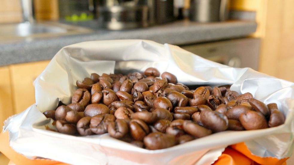 Schlechte Ernteprognosen haben die Kaffeepreise steigen lassen. Foto: Georg Hilgemann/dpa