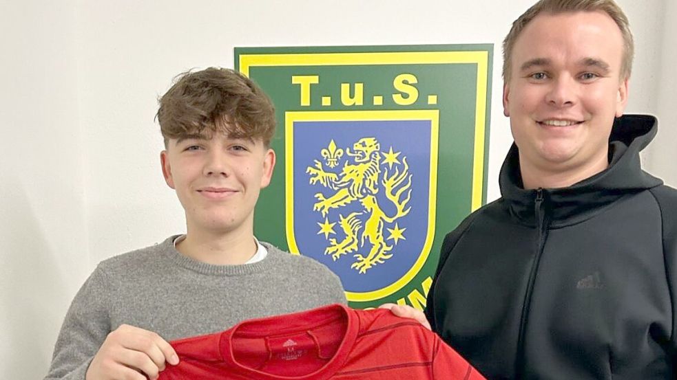 Lino Preuß (links) schließt sich der Mannschaft von Jonas Petersen (rechts) an. Foto: TuS Pewsum