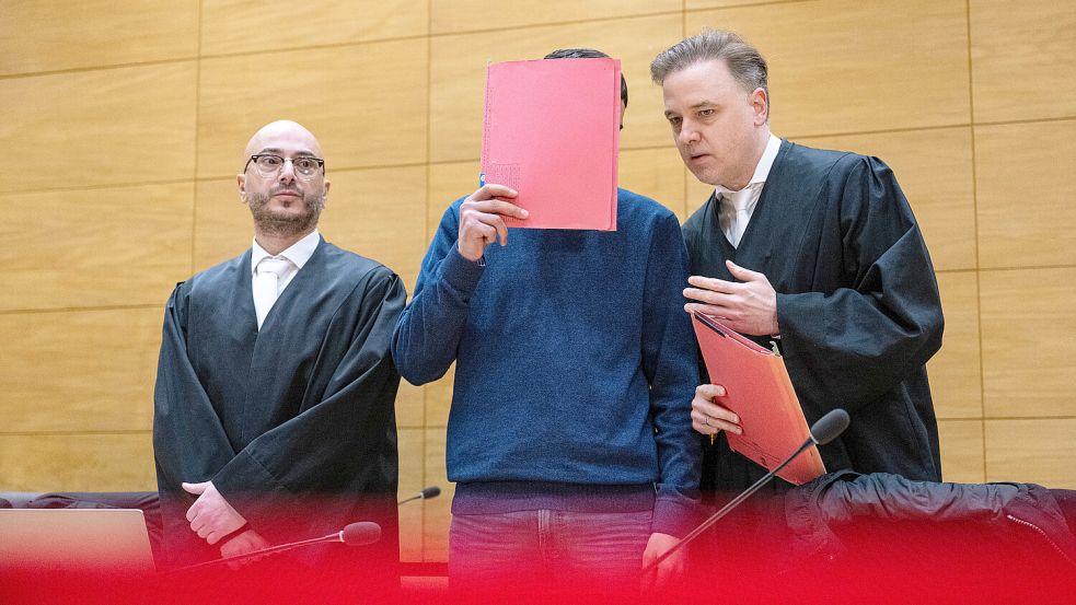 Im Prozess um den gewaltsamen Tod eines 20-Jährigen nach einer Abifeier in Bad Oeynhausen gerät der Hauptangeklagte weiter unter Druck. Foto: dpa/Guido Kirchner