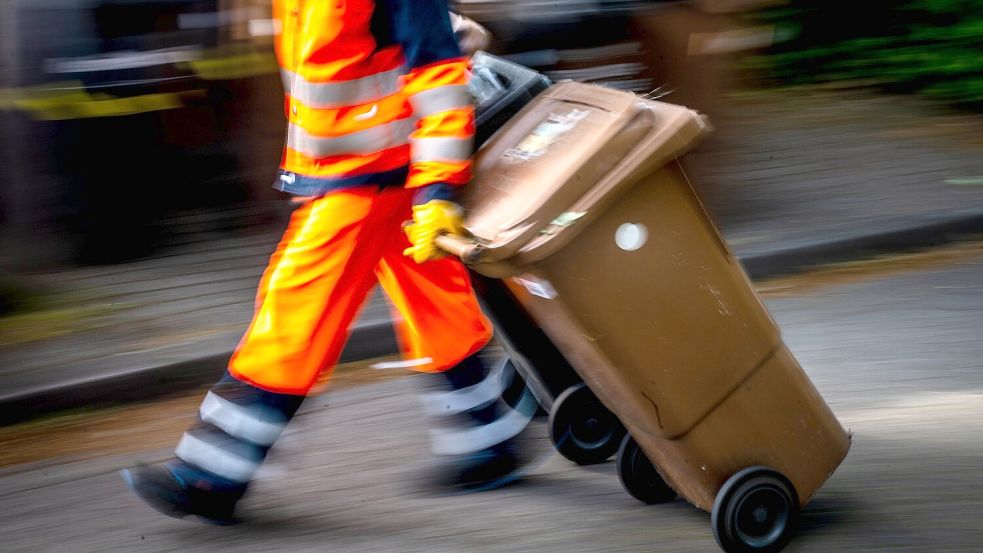 Wer Glas, Metall oder Plastik im Biomüll entsorgt, muss mit hohen Bußgeldern rechnen. Foto: Schuldt/dpa