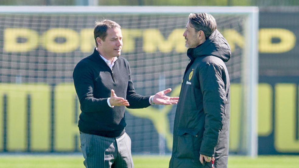 BVB-Boss Lars Ricken (links) und Trainer Niko Kovac grübeln vor der Reise nach Barcelona. Foto: Bernd Thissen/dpa