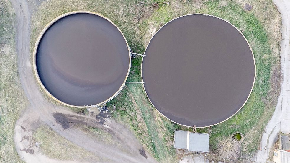 In diesen Güllebecken wurden die beiden Toten entdeckt. Foto: Sebastian Kahnert/dpa