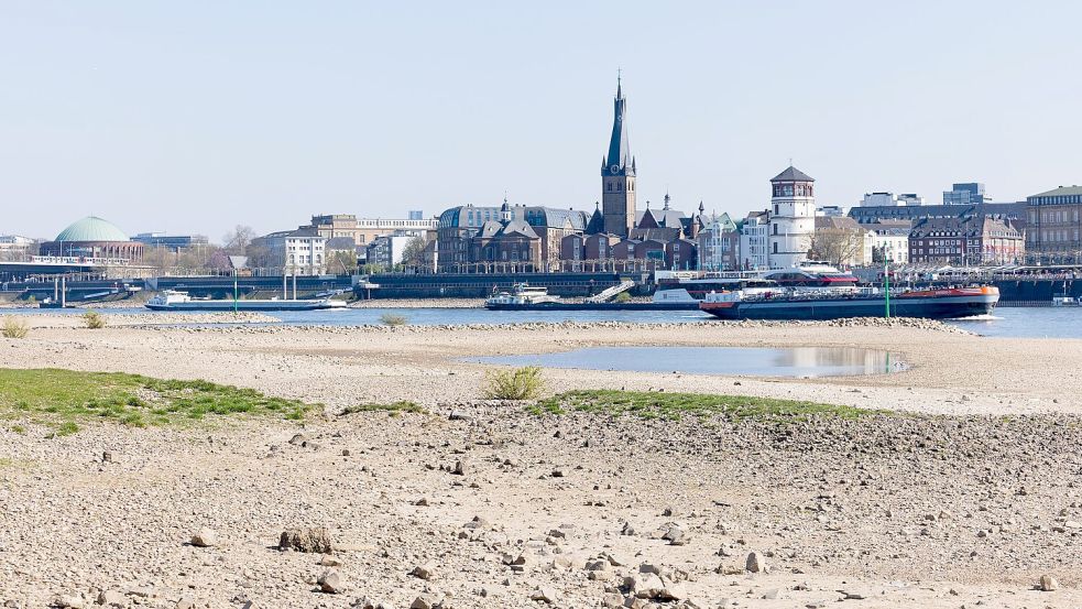 Auch in Düsseldorf ist das Niedrigwasser des Rheins nicht zu übersehen. Foto: Rolf Vennenbernd/dpa