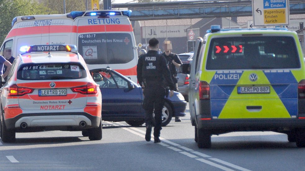 In der Sägemühlenstraße in Leer kam es am Dienstagabend zu einem schweren Verkehrsunfall. Foto: Wolters