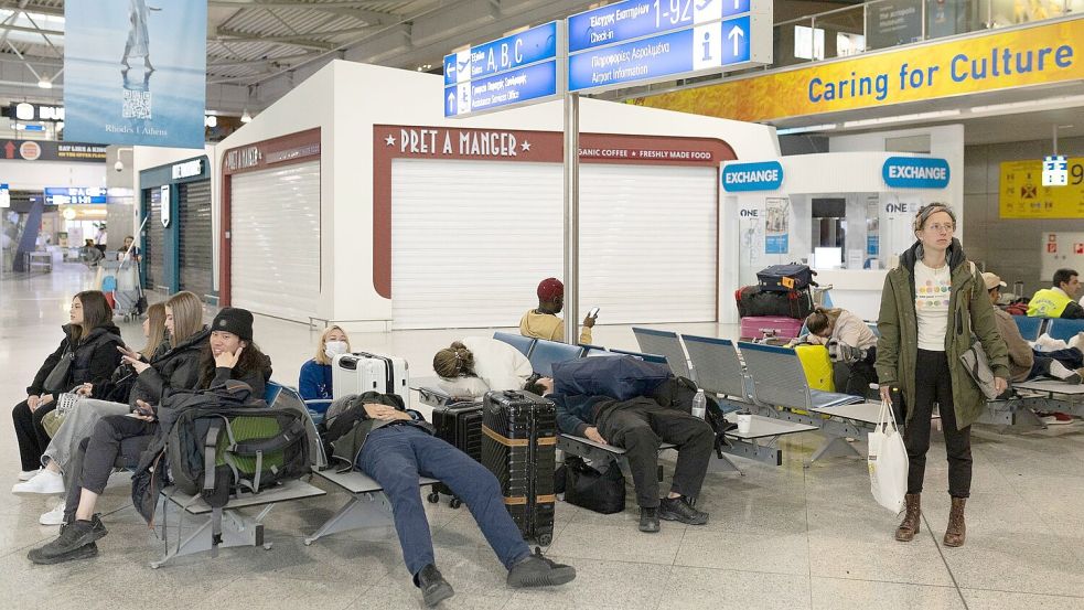 Die Fluglotsen streiken mit - zum Ärger der Reisenden, die ausharren müssen Foto: Socrates Baltagiannis/dpa