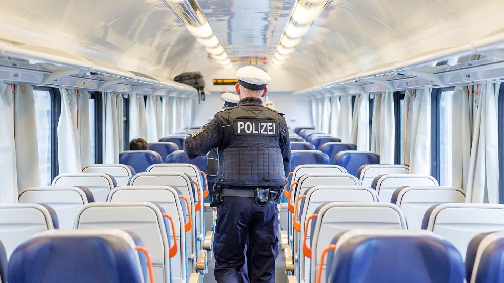 Kontrollen der Bundespolizei an der Grenze zu Tschechien. (Archivbild) Foto: Daniel Karmann/dpa