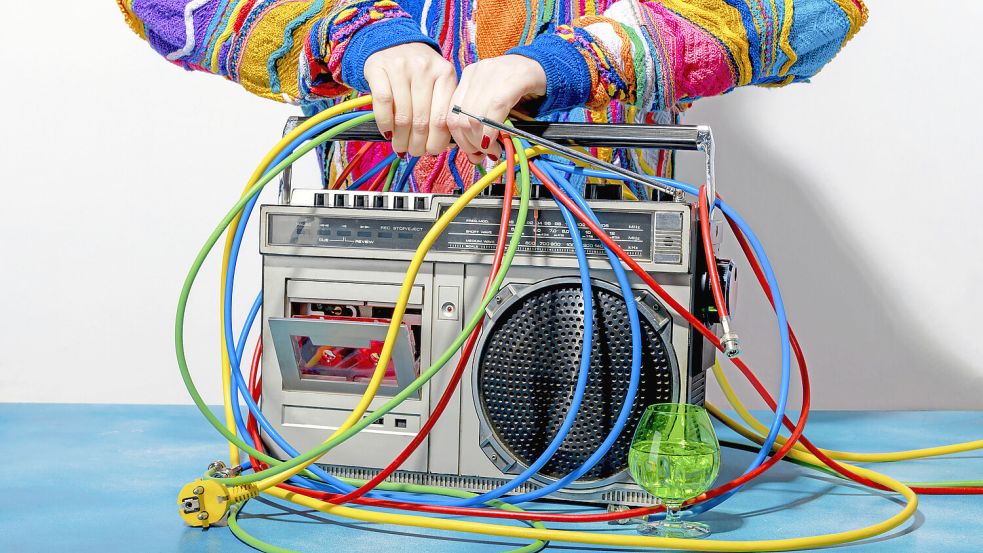 Die 90er-Jahre standen für die technische Revolution. Heute sind viele Gegenstände, die damals als technische Neuheiten galten, längst überholt. Foto: IMAGO/Westend61