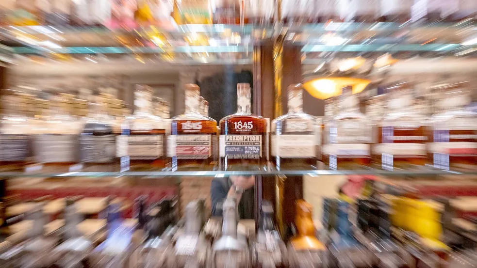 Nicht von den Zusatzzöllen betroffen: amerikanischer Whiskey und andere alkoholische Getränke. (Archivbild) Foto: Peter Kneffel/dpa