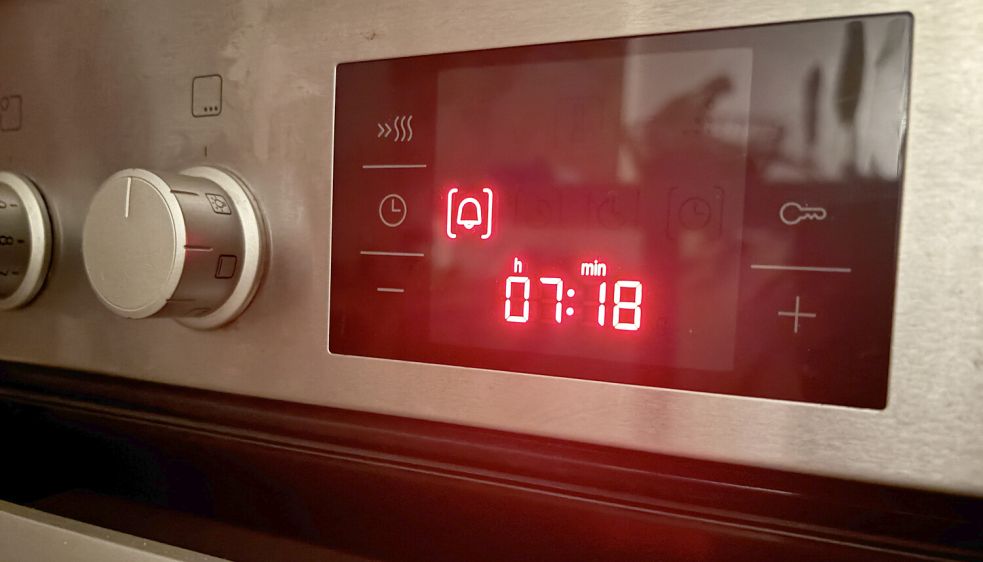 Not macht erfinderisch – statt des Weckers wird die Backofen-Uhr gestellt. Für das Foto wurde eine alte Digital-Kamera wieder hervorgekramt. Foto: Terhorst
